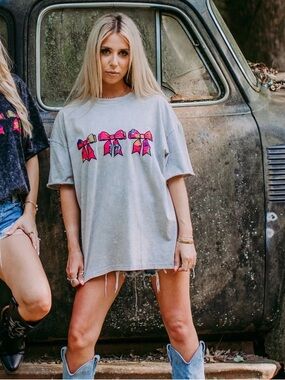 Oversized Graphic Tee with Pink Bow Motif - Light Gray